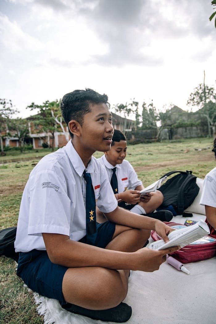Scholieren leren samen buiten