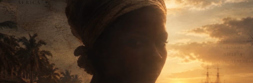 Silhouet van een vrouw met hoofddoek bij zonsondergang, met een zeilschip op de achtergrond